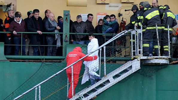 I terribili racconti dei naufraghi Ci sono tre italiani tra le vittime