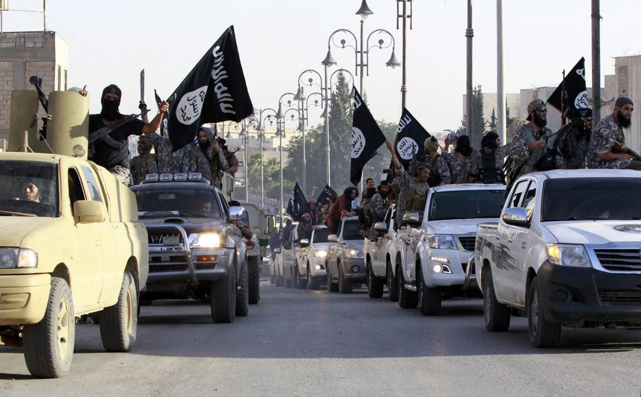 Rivolte in seno allo Stato Islamico A Raqqa tornano bandiere siriane