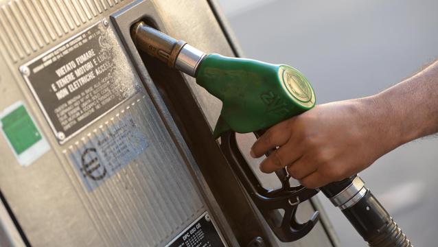 Caro benzina in Lombardia: in Bergamasca i prezzi più bassi, sia al servito sia al self service