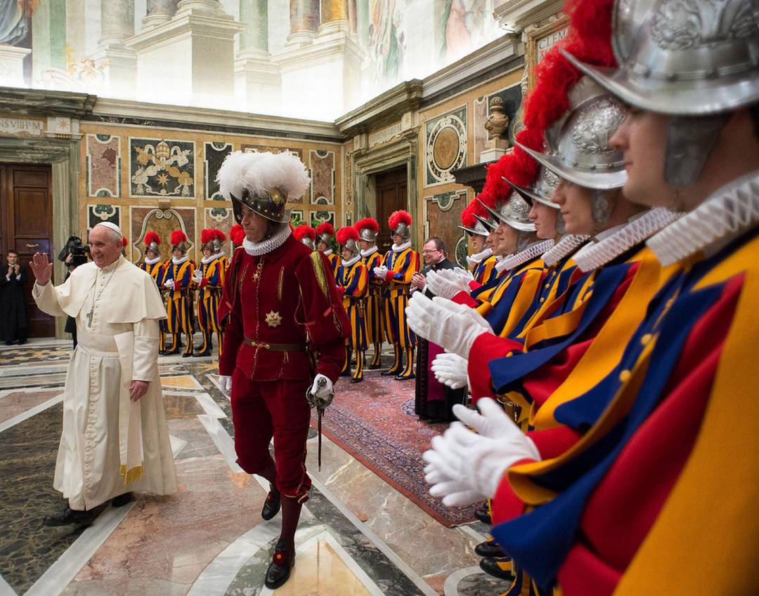 Perché il Papa ha congedato il capo delle Guardie Svizzere
