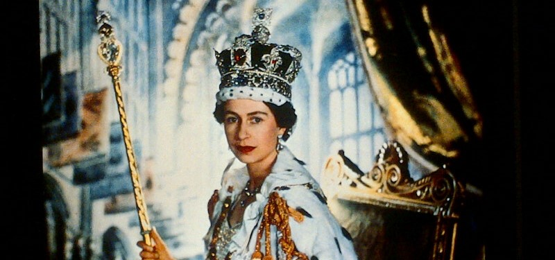 Tutto sulla regina Elisabetta che brinda, silenziosa, al suo record