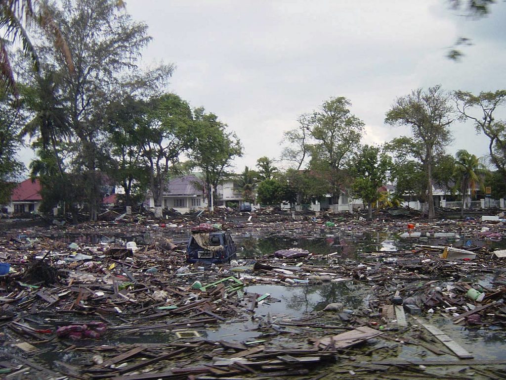 Street_in_downtown_Banda_Aceh_after_2004_tsunami_DD-SD-06-07366