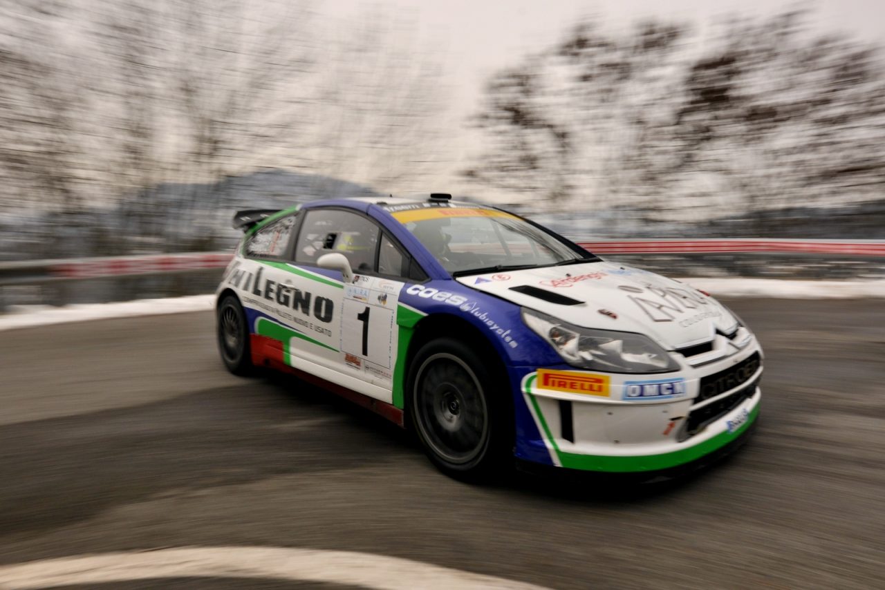 Gli oltre 100 equipaggi di rally che si sfidano sulla Nembro-Selvino