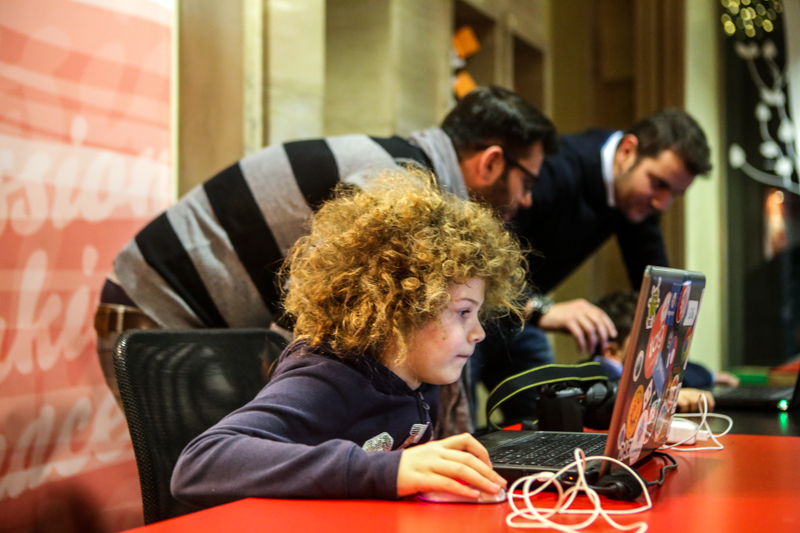 Al Tag dove i bambini imparano a programmare storie al computer