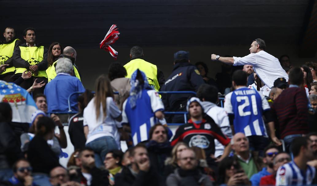 Gli scontri e l’omicidio in Spagna prima di Atletico-Deportivo