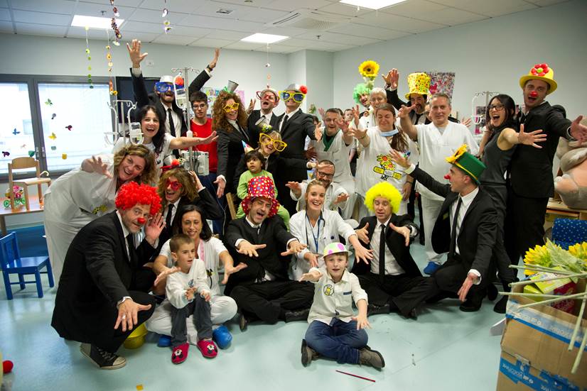 La canzone di Natale delle Iene girata tra i bimbi del Papa Giovanni