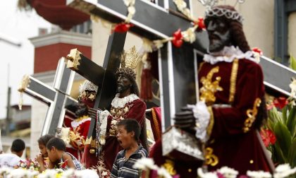 Manila, la festa del Nazareno Nero A piedi nudi tra miracoli e colori