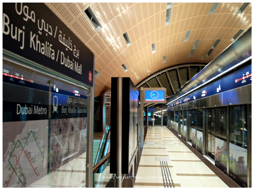 Station dubai. Станция Дубай-Молл. Дубай Молл на метро. Станция Дубайского метро Дубай Молл. Беспилотное метро в Дубае.