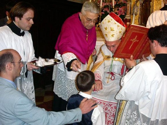 Luigi De Magistris (88), arcivescovo titolare di Nova, Pro-Penitenziere maggiore emerito.