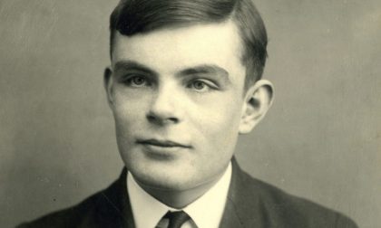Perché vale la pena conoscere la storia bella e triste di Alan Turing