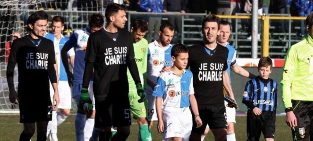 #JeSuisCharlie, quella maglia e l’applauso dei tifosi