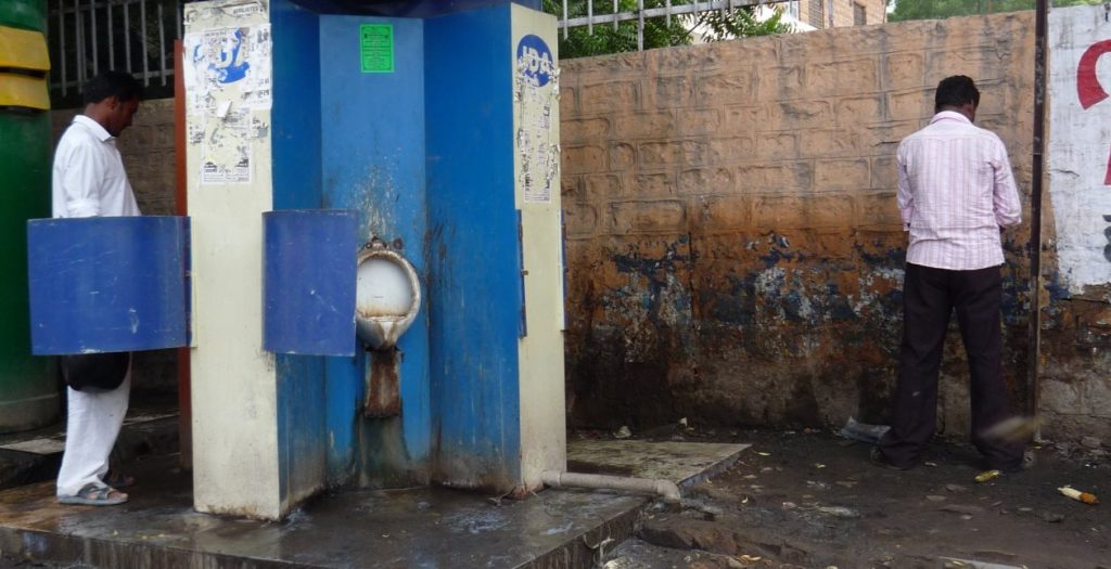 L’India all’opera per convincere la popolazione a utilizzare il bagno