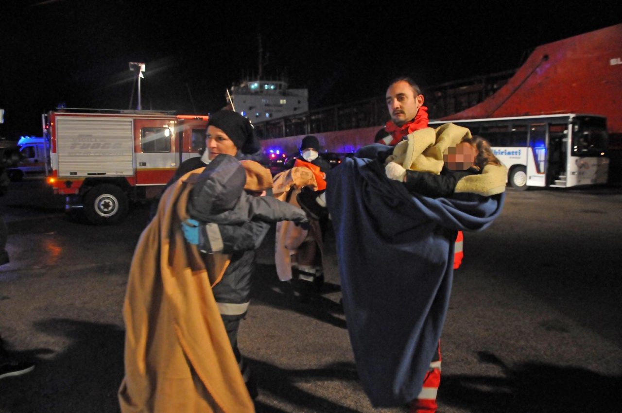 Quelli accorsi al porto alle 3 di notte per portare le coperte agli immigrati