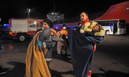 Quelli accorsi al porto alle 3 di notte per portare le coperte agli immigrati