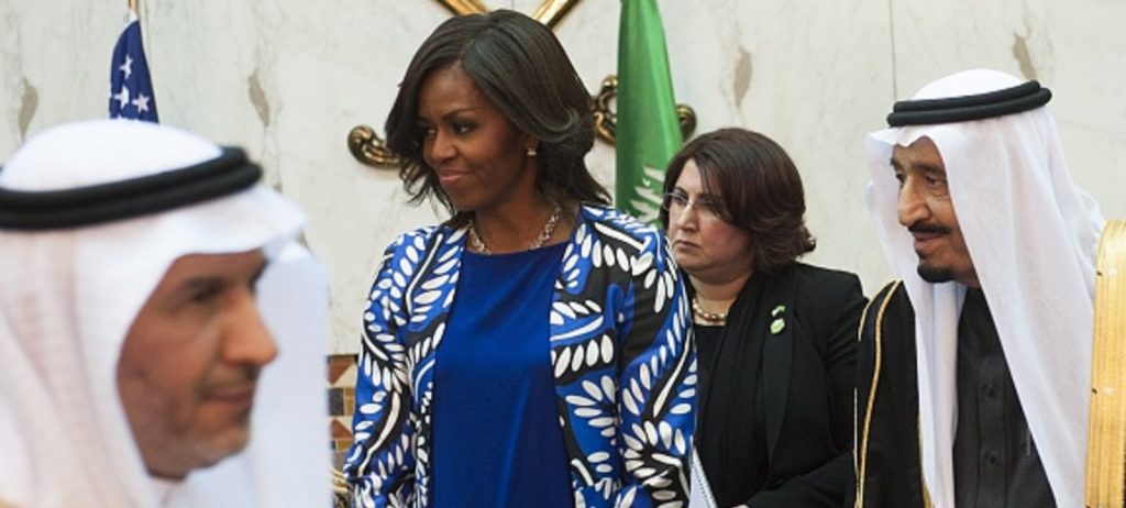 Michelle senza velo in Arabia non è né oltraggio né coraggio