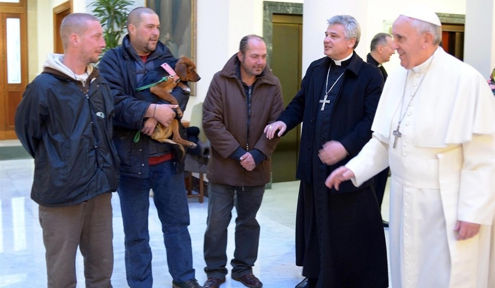 papa-francesco-compleanno-barboni_980x571