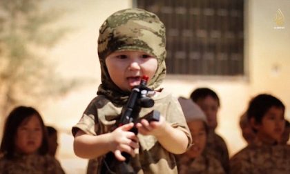 L'agghiacciante manuale Isis per insegnare l'odio ai bambini
