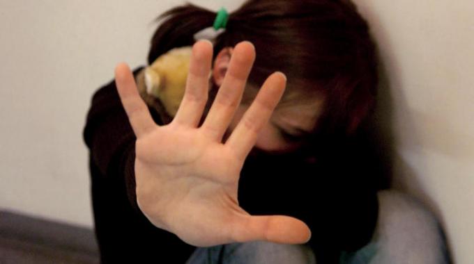 Violenta una ragazza conosciuta online, arrestato 21enne