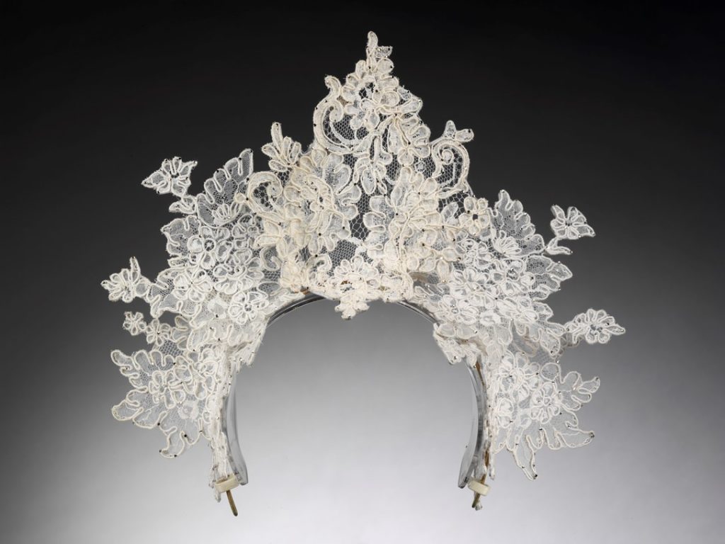 Antique_lace_tiara_by_Philip_Tracey_London_2008._Worn_by_Nina_Farnell-Watson_for_her_wedding_to_Edward_Tryon._Private_Collection_c_Victoria_and_Albert_Museum_London