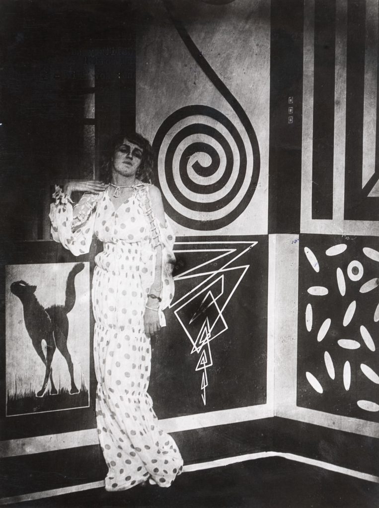 Anton Giulio Bragaglia, Thais, 1917. L'attrice Thais Galitzky su fondale decorato de E. Prampolini