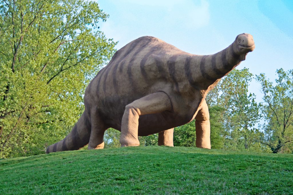 I dinosauri si sono rifatti il look riapre il Parco della Preistoria