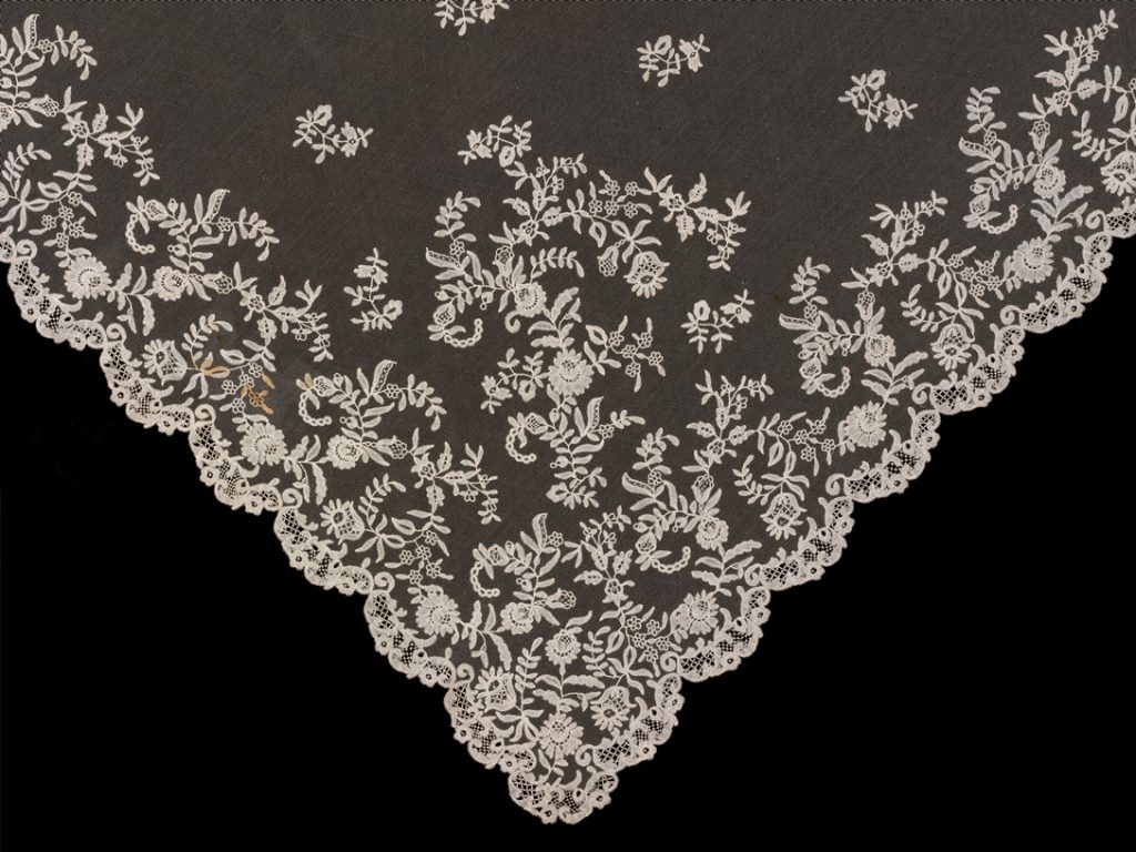 Honiton_lace_veil_detail_British_c.1850_c_Victoria_and_Albert_Museum_London