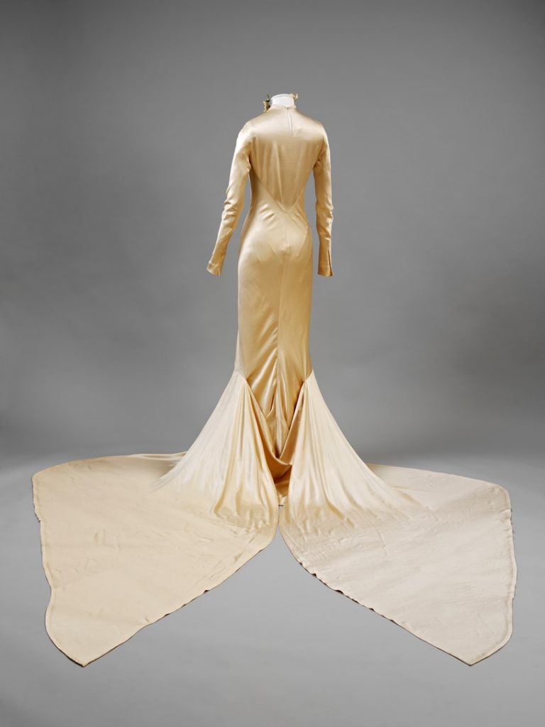 Silk_satin_wedding_dress_designed_by_Charles_James_London_1934._Worn_by_Barbara_Baba_Beaton._Given_by_Mrs_Alec_Hambro_c_Victoria_and_Albert_Museum_London_reverse
