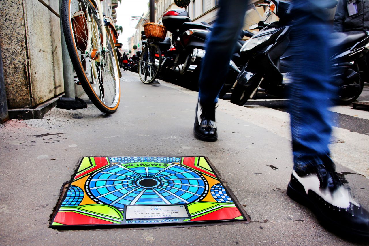 Quanto son belli i tombini di Milano griffati per la fashion week