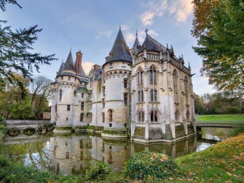 a-moat-turned-water-feature-surrounds-the-main-structure-but-theres-no-drawbridge-here--two-bridges-allow-visitors-access