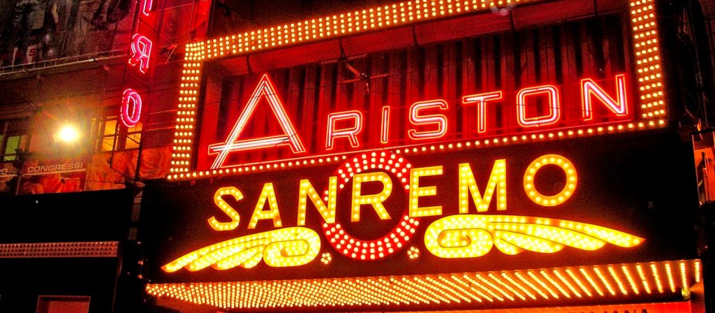 10 canzoni flop di Sanremo diventate grandi successi italiani