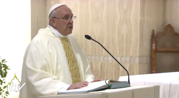 Il Papa: «Dare lavoro in nero è un peccato gravissimo»