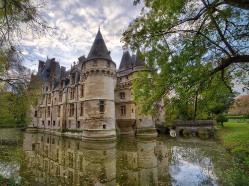 six-turrets-surround-the-homes-37000-square-feet