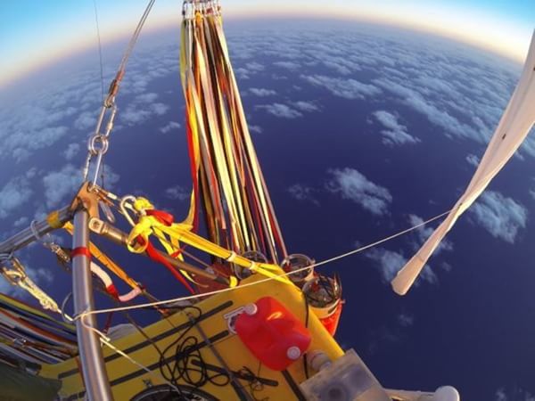 La grande impresa sul Pacifico con una mongolfiera tradizionale