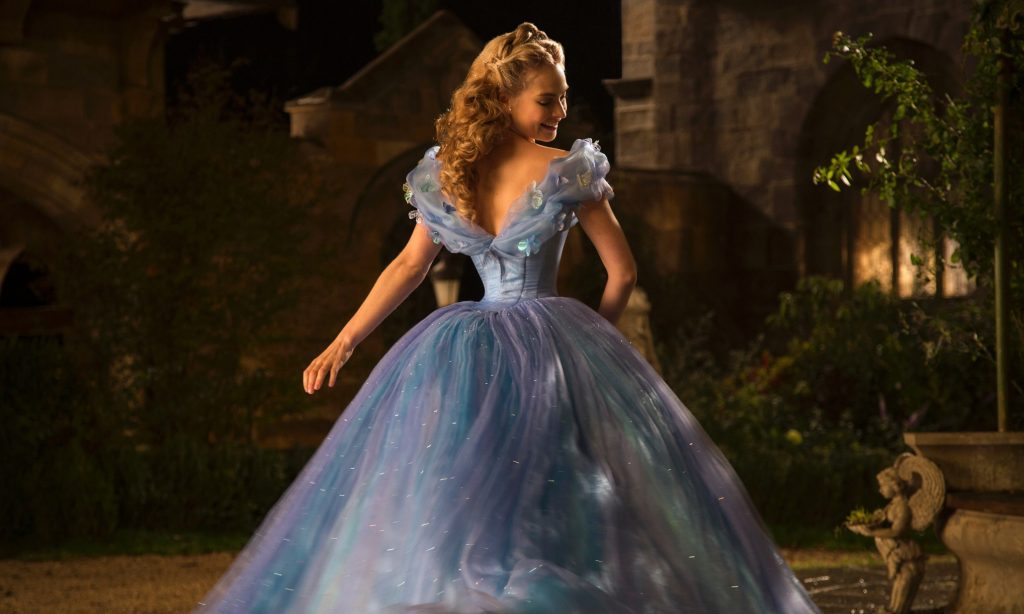 Der magische Augenblick als Cinderella (Lily James) ihr Ballkleid bekommt