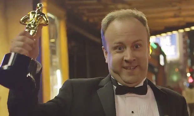 Il divertente video sui vantaggi di aver vinto un (falso) Oscar