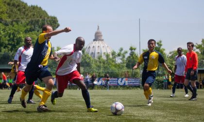 Il papa ai preti calciatori: «Non chiudetevi in difesa»