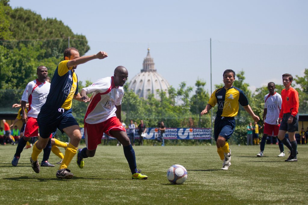 Il papa ai preti calciatori: «Non chiudetevi in difesa»