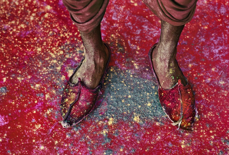 A-VILLAGER-PARTICIPATING-IN-THE-FESTIVAL-OF-HOLI-RAJASTHAN-INDIA-1996-1-C32399