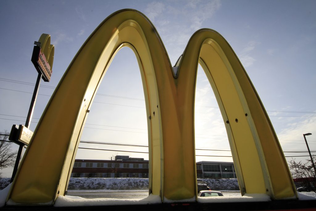 «Non siamo in Urss»: il sindaco di Covo risponde alle polemiche contro McDonald’s