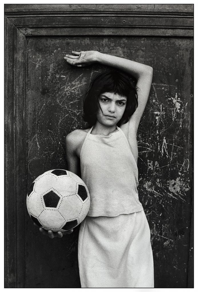 Palermo.1980. Quartiere La Cala - La bambina con il pallone