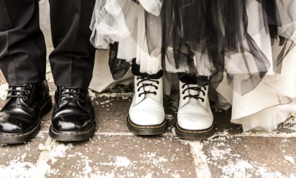 Un matrimonio in bianco e nero E ai piedi, Dr Martens per tutti e due!