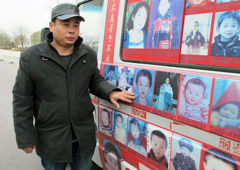 Gira la Cina in camper da otto anni in cerca del proprio figlio rapito