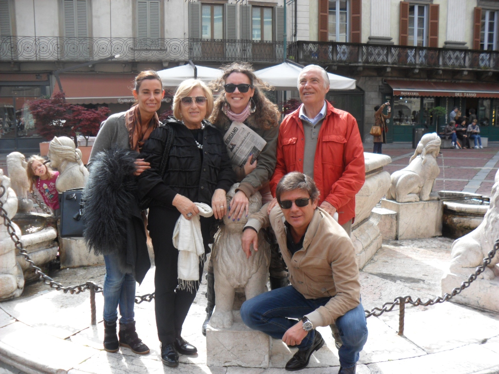 in_piazza_vecchia_31_anni_dopo_con_zii_e_cugini