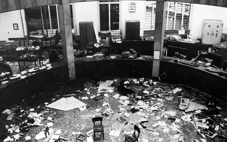 La sala della Banca di Agricoltura di Piazza Fontana, a Milano, devastata dell'esplosione che aprì gli Anni di Piombo.