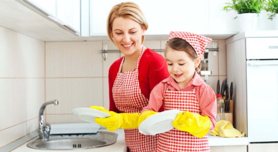 Mamme, guardate che i piatti è meglio lavarli a mano