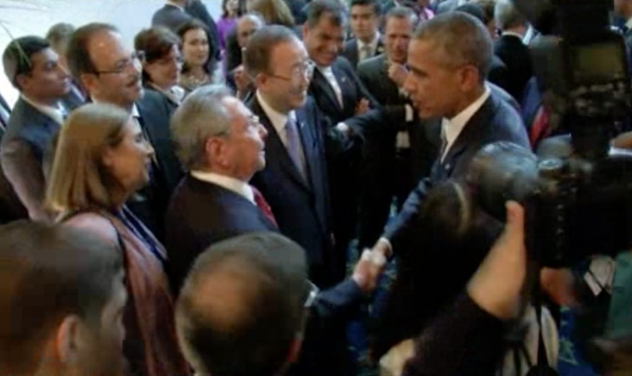 Obama-Castro, la stretta di mano Usa e Cuba da oggi sono più vicini