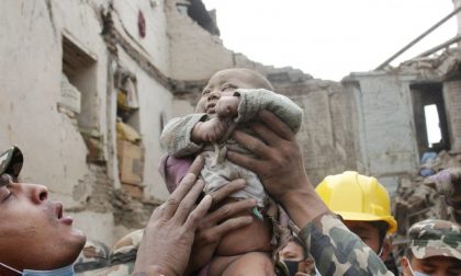 Le immagini del ragazzo e del bebè estratti vivi dalle macerie in Nepal