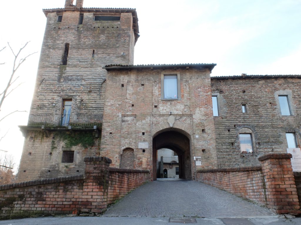 Romano 25 fronte est con ingresso e torre sud-est