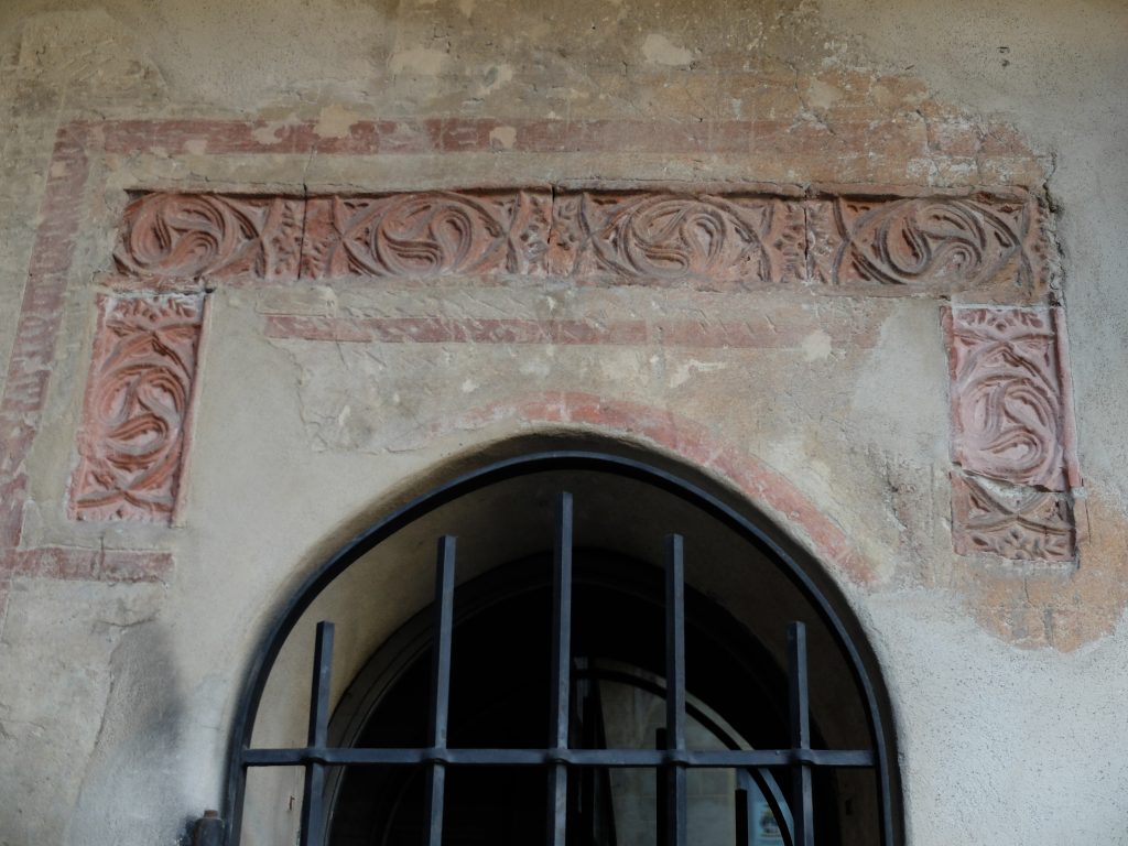 Romano 34 corte grande dettaglio decorazioni quattrocentesche