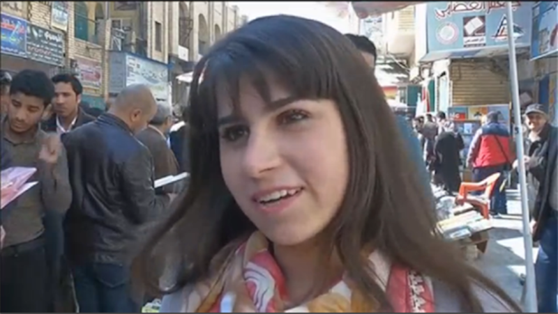 Ruqaya, la prima ragazza libraia tra le bancarelle a Baghdad